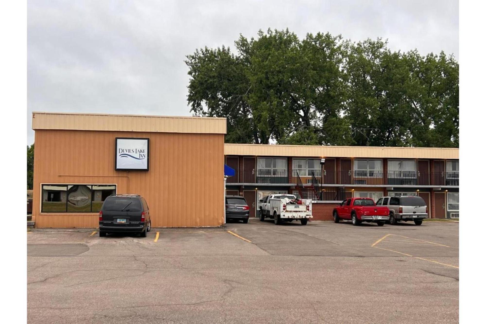 Devils Lake Inn By Oyo Near Devils Lake Regional Airport Bagian luar foto