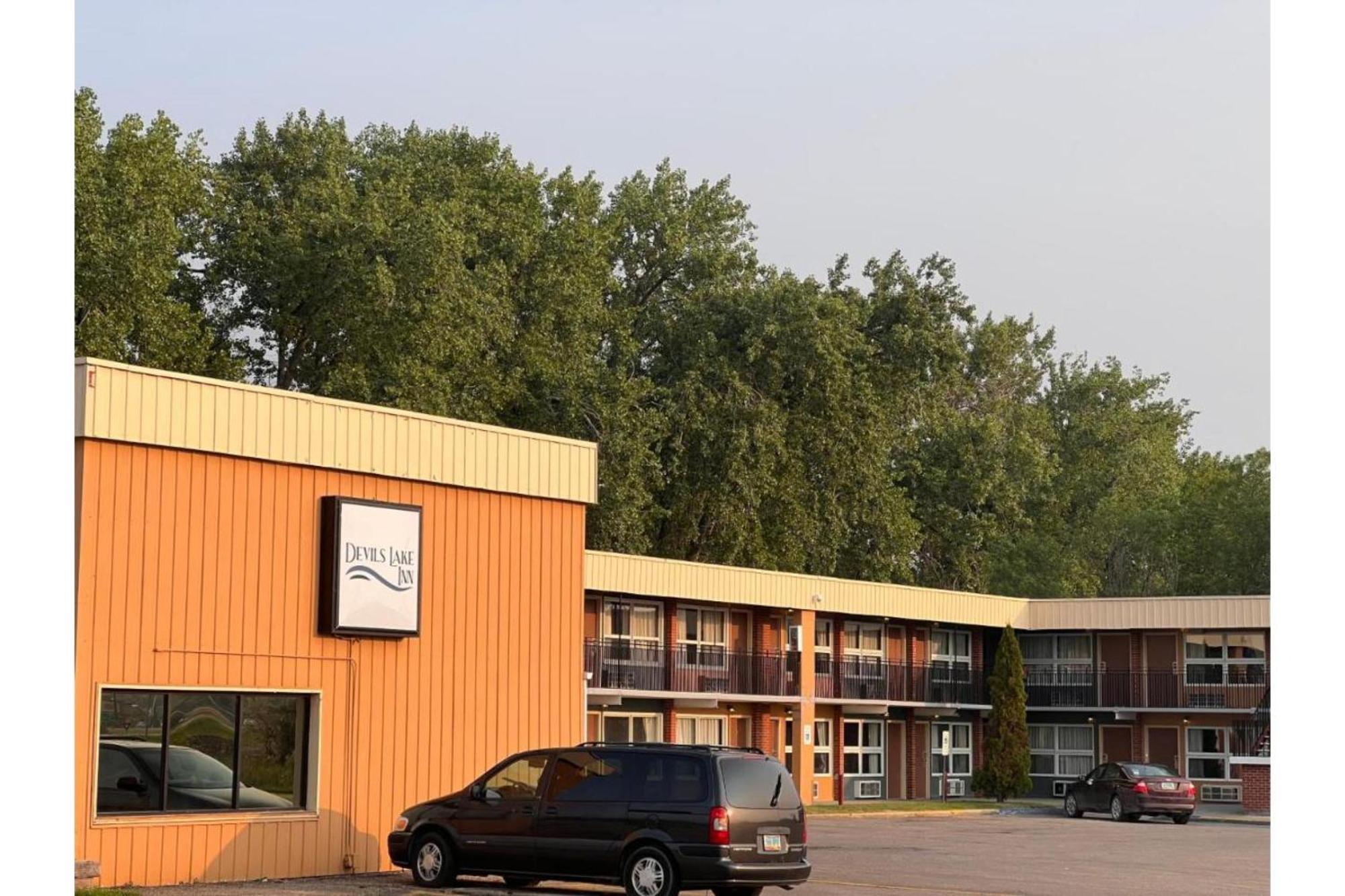 Devils Lake Inn By Oyo Near Devils Lake Regional Airport Bagian luar foto